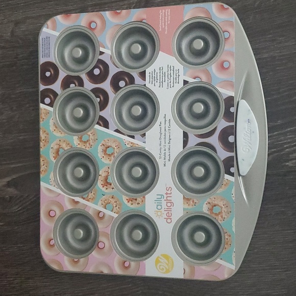 Wilton Daily Delights Mini Pans - Mini Doughnuts and Mini Round moulds - Baking - Picture 3 of 11